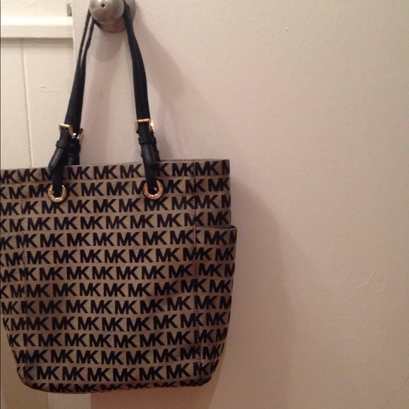 Michael Kors Handbags - Black Michael Kors handbag